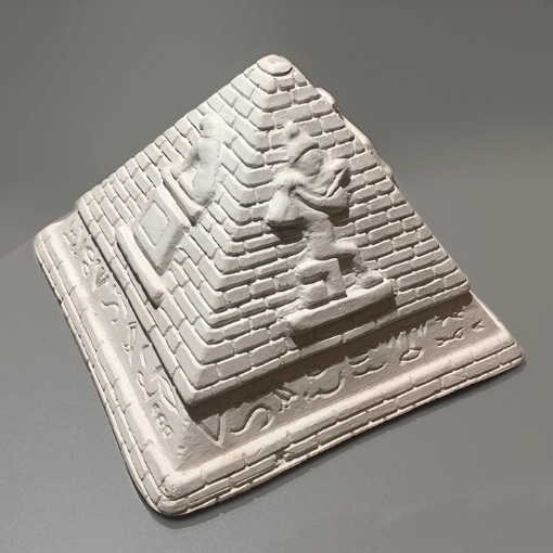 Imagen de Pirámide con figuras chica de yeso