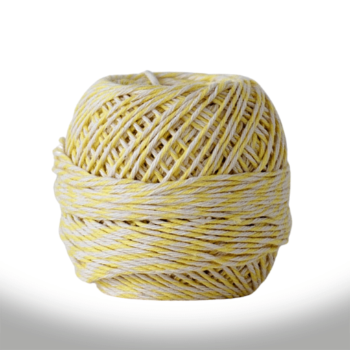 Imagen de Ovillo de hilo de algodón color amarillo combinado con crudo de 35grs.=70mts.