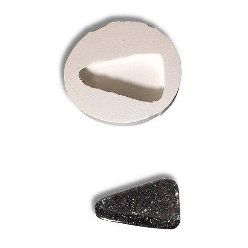 Imagen de Molde de silicona para resina de 6*1cms. modelo dije piramidal de 2.5*4.5cms.