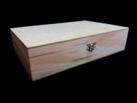 Caja de madera de pino y tapa de mdf rectangular con bisagras con broche (20*30)7cms. 